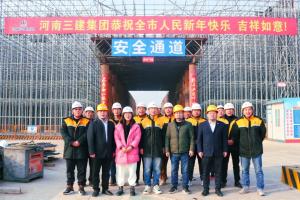 大年初一，集團公司領(lǐng)導到項目一線慰問